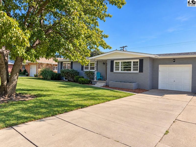 613 Newport Rd, Hutchinson, KS 67502