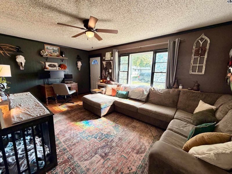 618 W 10th Ave, Hutchinson, KS 67501