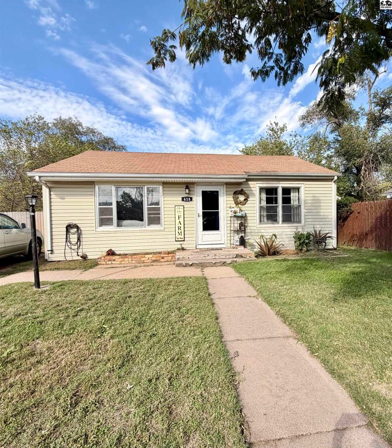 618 W 10th Ave, Hutchinson, KS 67501
