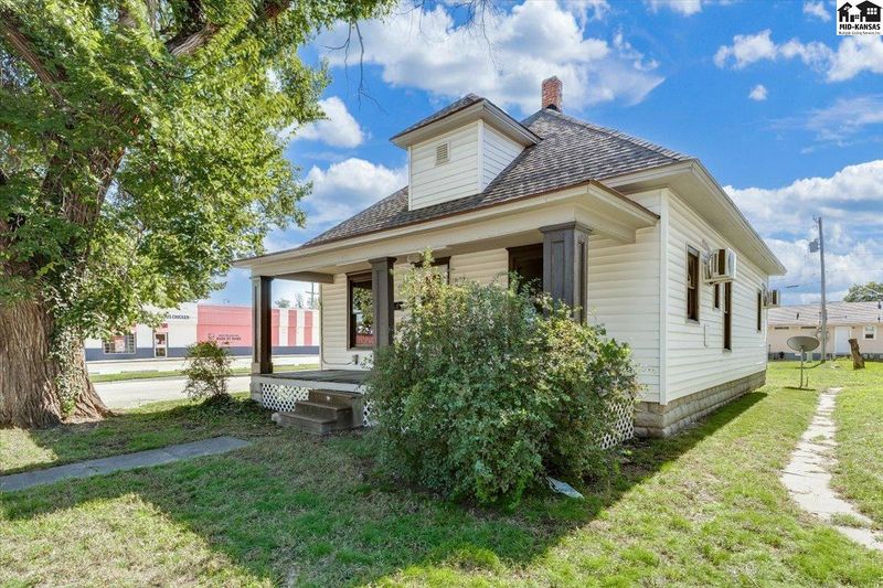 633 E 4th Ave, Hutchinson, KS 67501