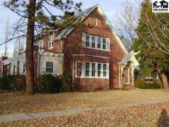 902 E 8th Ave, Winfield, KS 67156
