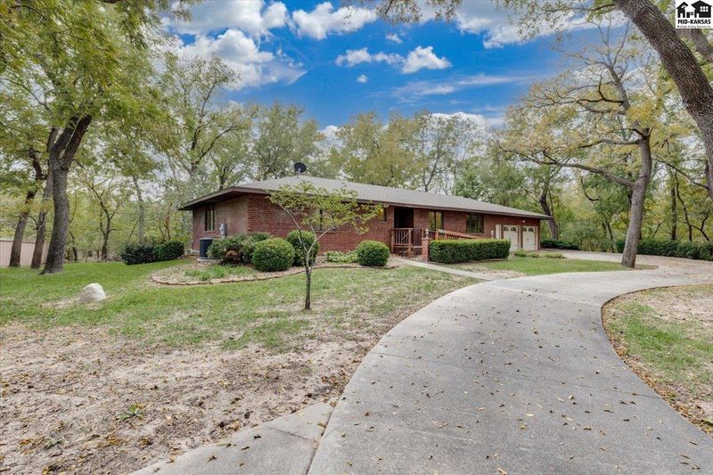 2019 E 56th Ave, Hutchinson, KS 67502