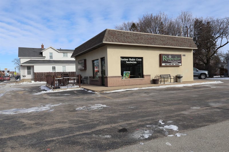 1226 Oregon St, Oshkosh, WI 54902-6461