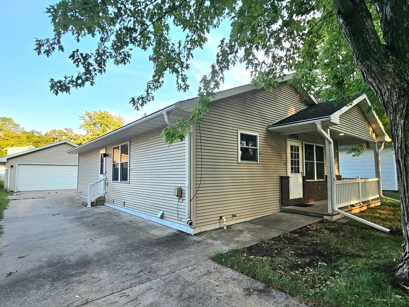 1906 Mitchell St, Oshkosh, WI 54901