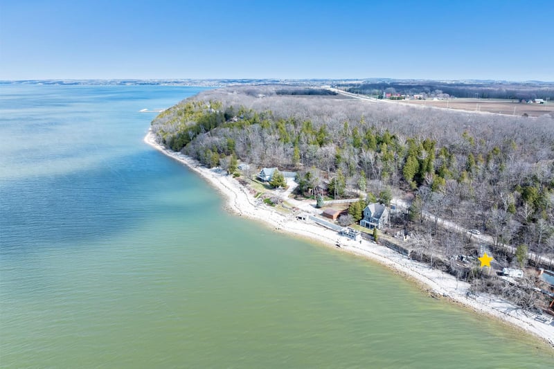 5341 Edgewater Beach Rd, Green Bay, WI 54311