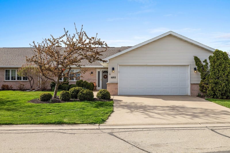 1692 Twin Lakes Cir, Green Bay, WI 54311-4225
