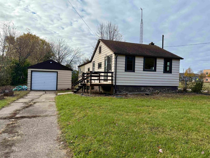 17 W Linwood Ave, Oshkosh, WI 54901
