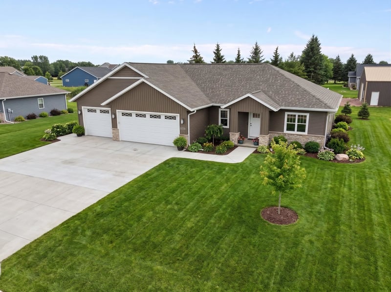 W6890 Mcallister Dr, Greenville, WI 54942