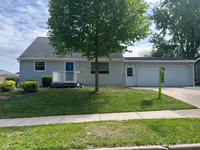 445 Glenview Ave, Combined Locks, WI 54113-1238