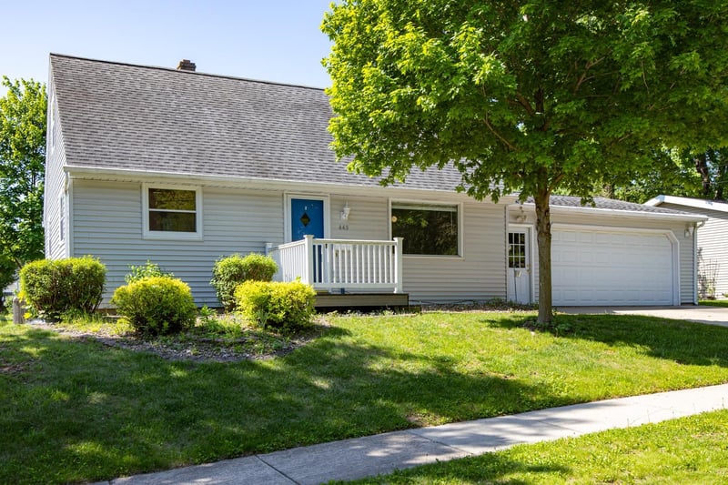 445 Glenview Ave, Combined Locks, WI 54113-1238