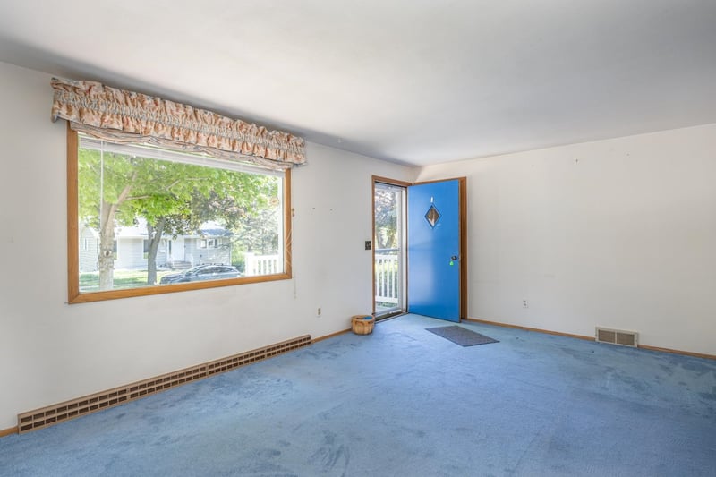 445 Glenview Ave, Combined Locks, WI 54113-1238