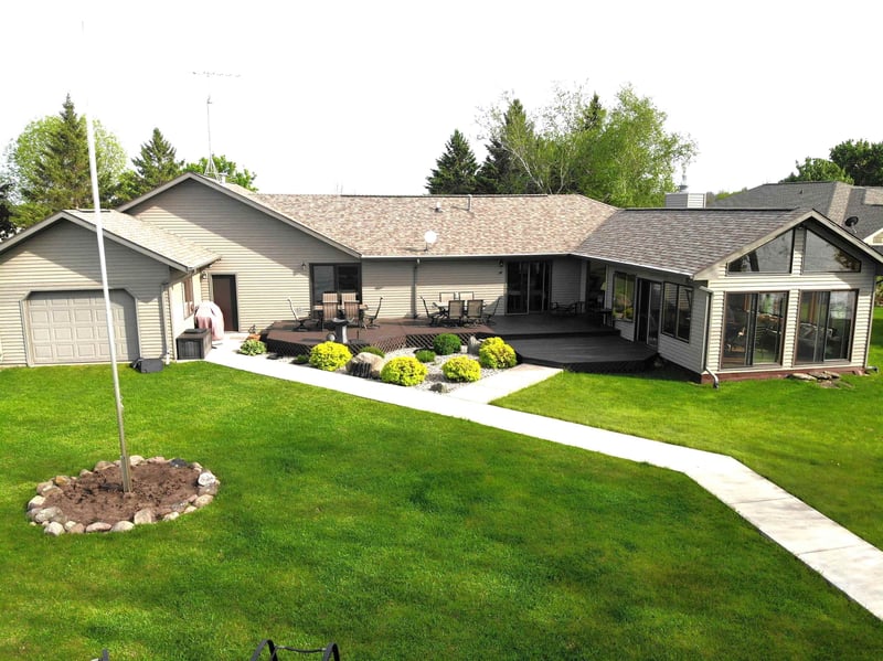9512 Laura Ln, Winneconne, WI 54986-9627