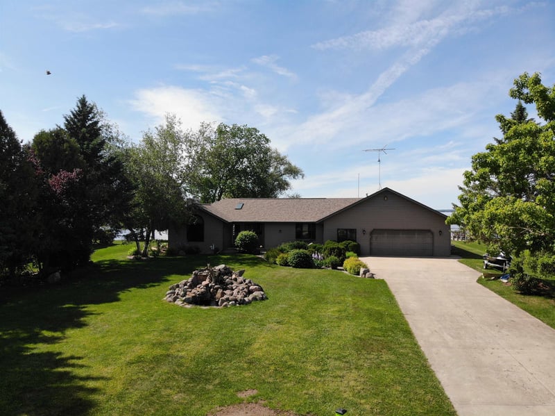9512 Laura Ln, Winneconne, WI 54986-9627