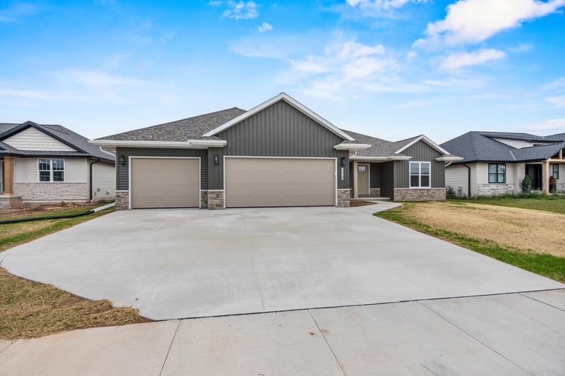 1418 Divinity Dr, De Pere, WI 54115