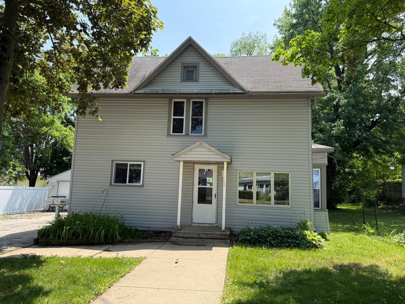 144 E Ontario St, Omro, WI 54963