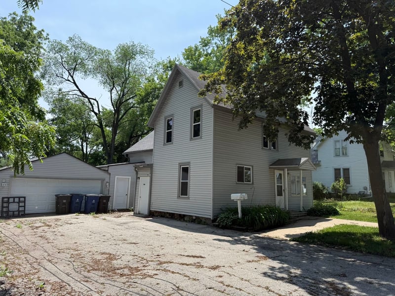 144 E Ontario St, Omro, WI 54963
