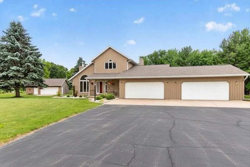 N2935 Valley View Dr, Hortonville, WI 54944