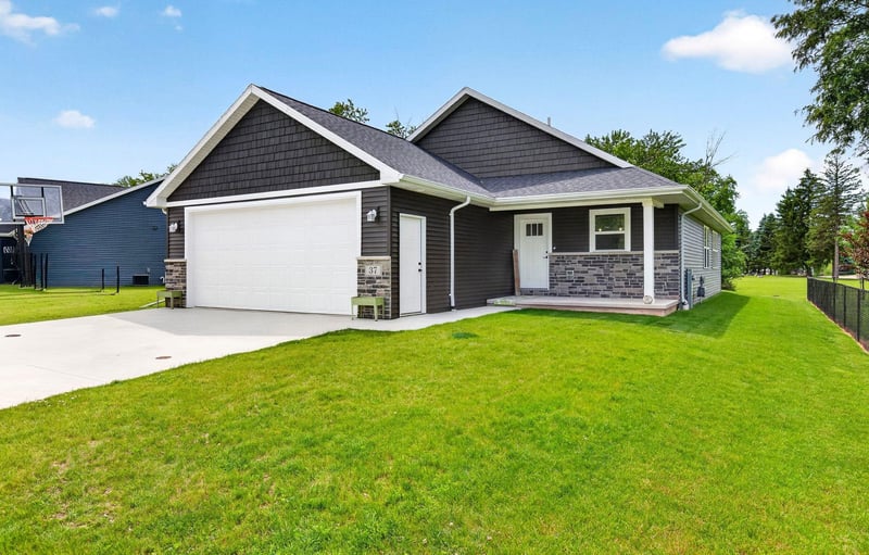 37 Ash Grove Pl, Kaukauna, WI 54130