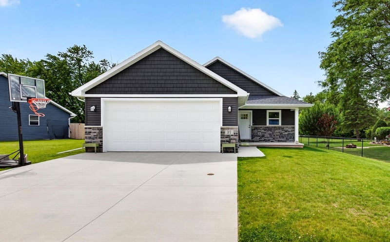 37 Ash Grove Pl, Kaukauna, WI 54130