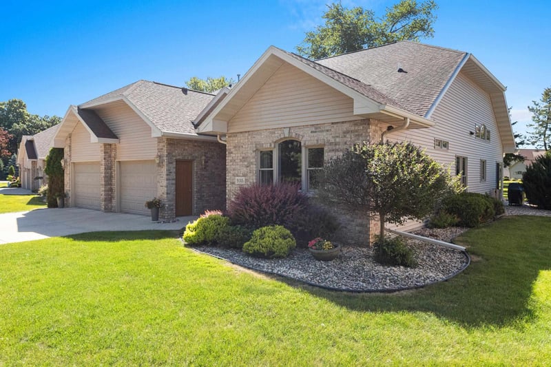 935 Brighton Dr, Menasha, WI 54952-1926