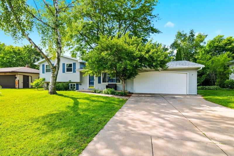 2539 Mary Jo Dr, Green Bay, WI 54311