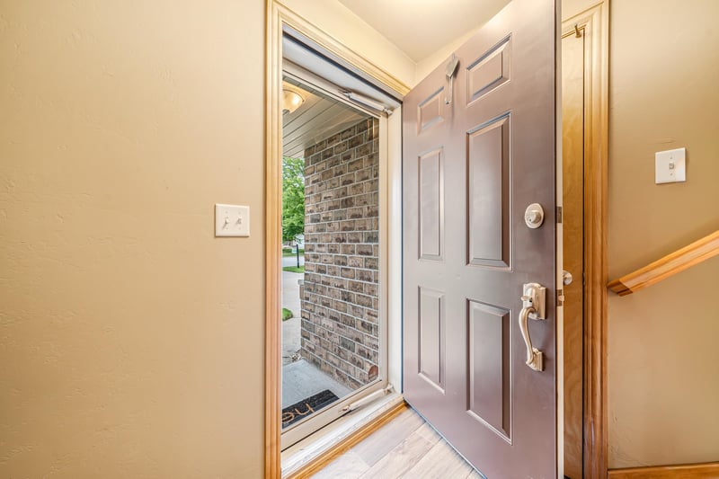 2014 Charles St, De Pere, WI 54115
