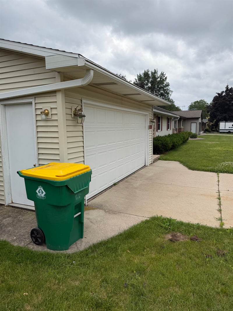 553 Delwiche Rd, Green Bay, WI 54302-4805