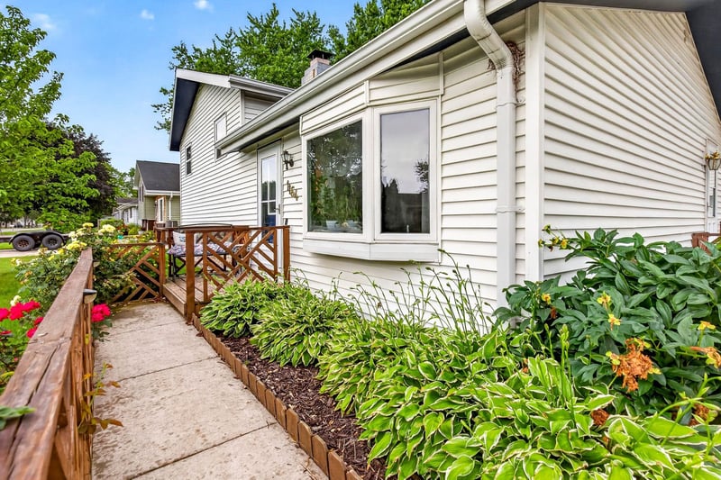 1164 Mayer St, Menasha, WI 54952