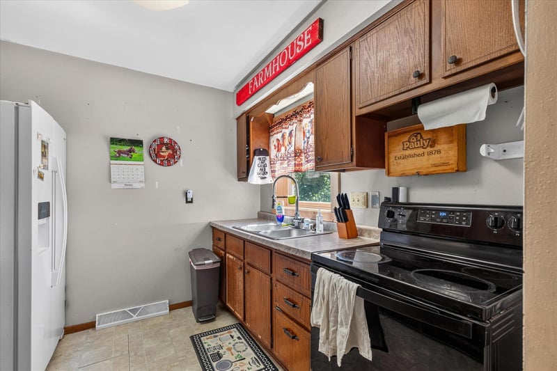 1866 Oakridge Rd, Neenah, WI 54956