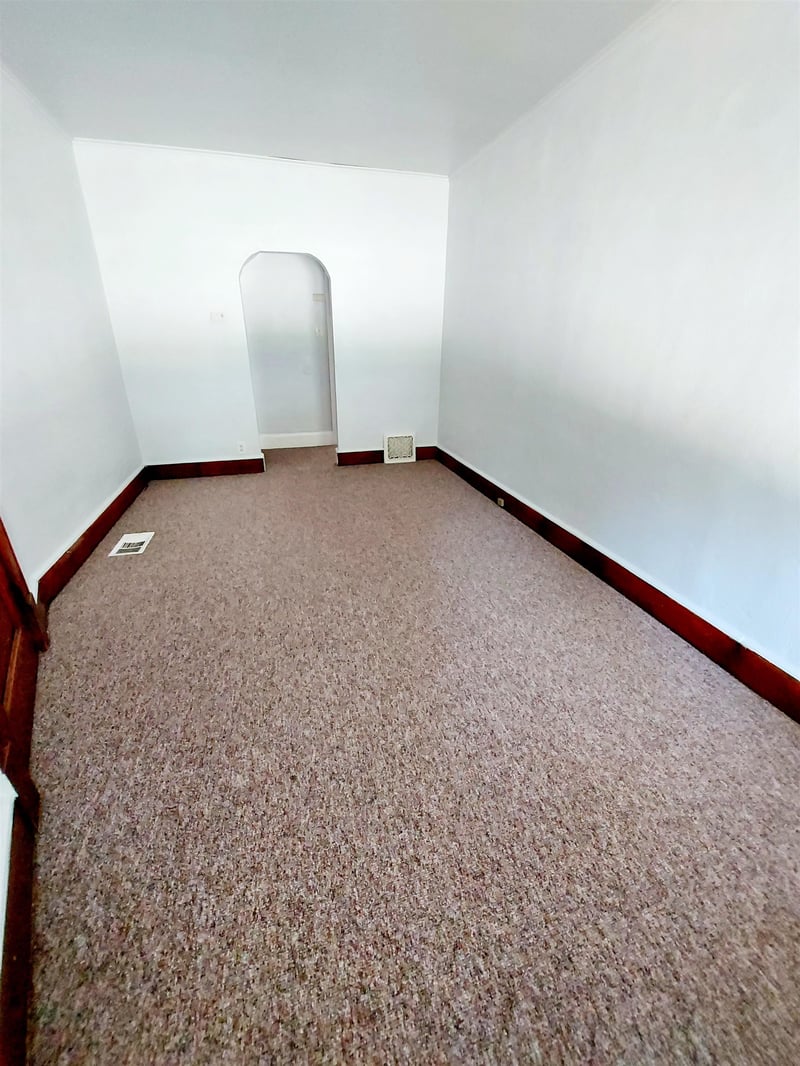 920 Dousman St, Green Bay, WI 54303-2933
