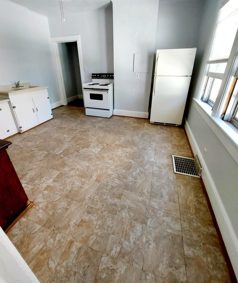 920 Dousman St, Green Bay, WI 54303-2933