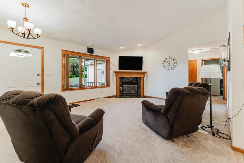 1202 Willow Bend Ln, Oshkosh, WI 54904