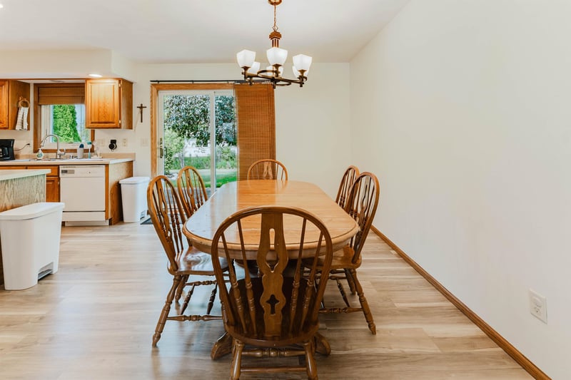 1202 Willow Bend Ln, Oshkosh, WI 54904