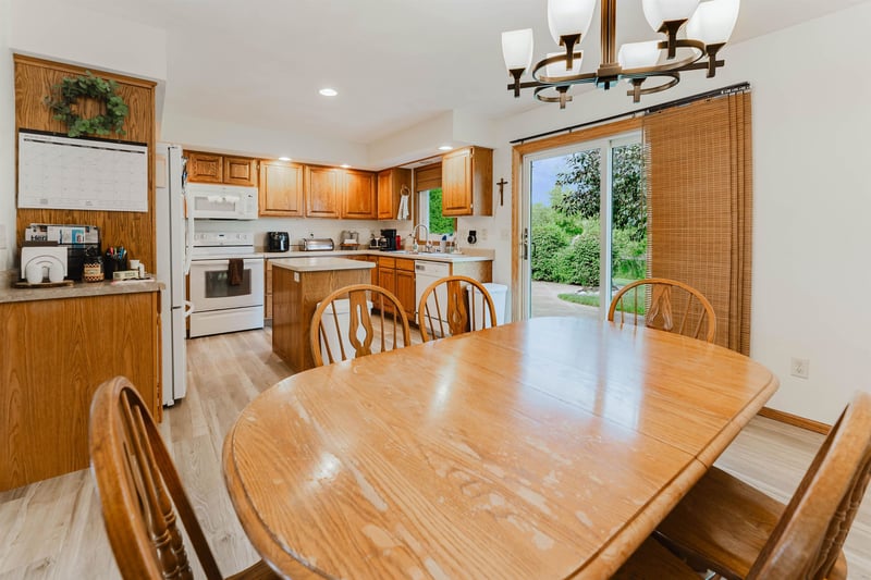1202 Willow Bend Ln, Oshkosh, WI 54904