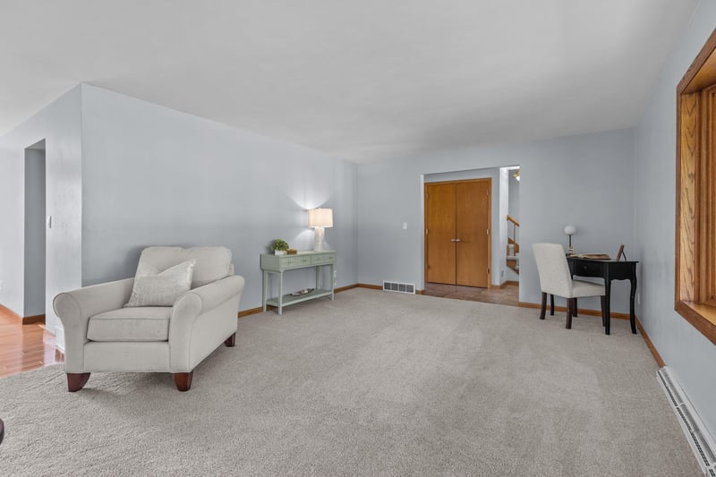 1330 N Briarcliff Dr, Appleton, WI 54915