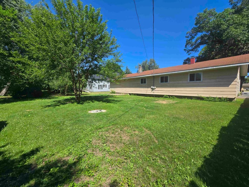 614 W 1st St, Shawano, WI 54166-1908