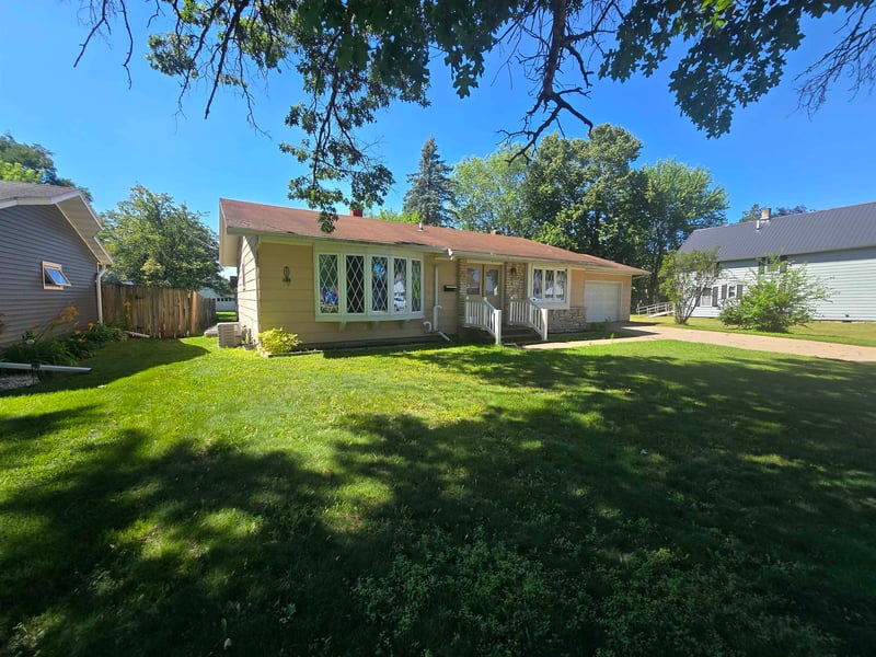 614 W 1st St, Shawano, WI 54166-1908