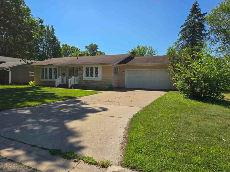 614 W 1st St, Shawano, WI 54166-1908