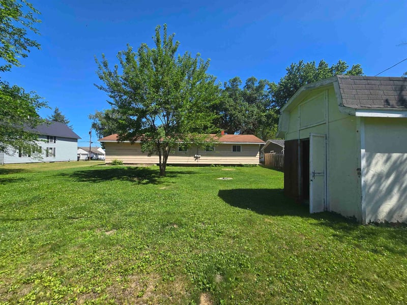 614 W 1st St, Shawano, WI 54166-1908