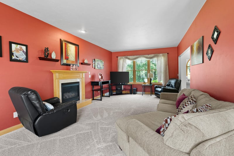 1594 Lone Oak Dr, Neenah, WI 54956