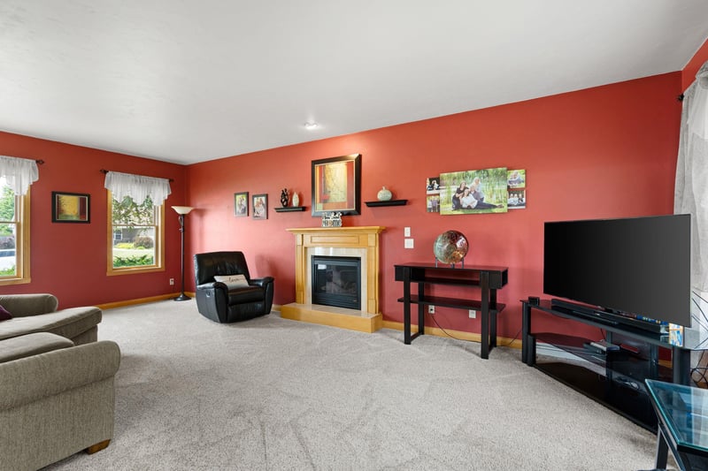 1594 Lone Oak Dr, Neenah, WI 54956