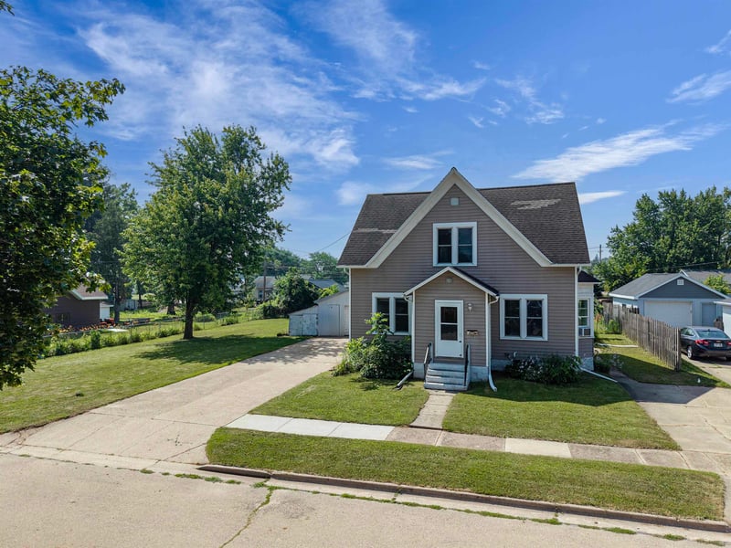 524 Bruce St, New London, WI 54961
