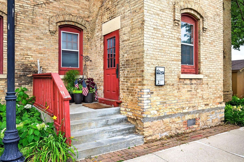 251 E Main St #303, Omro, WI 54963-1400