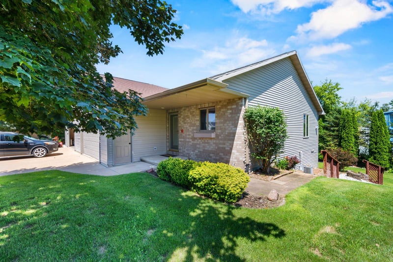 N1838 Hyacinth Ct, Greenville, WI 54942