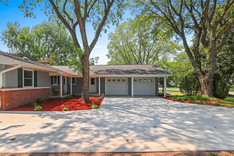 281 Roselawn Blvd, Green Bay, WI 54301-1303