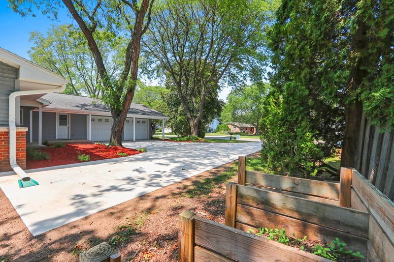 281 Roselawn Blvd, Green Bay, WI 54301-1303