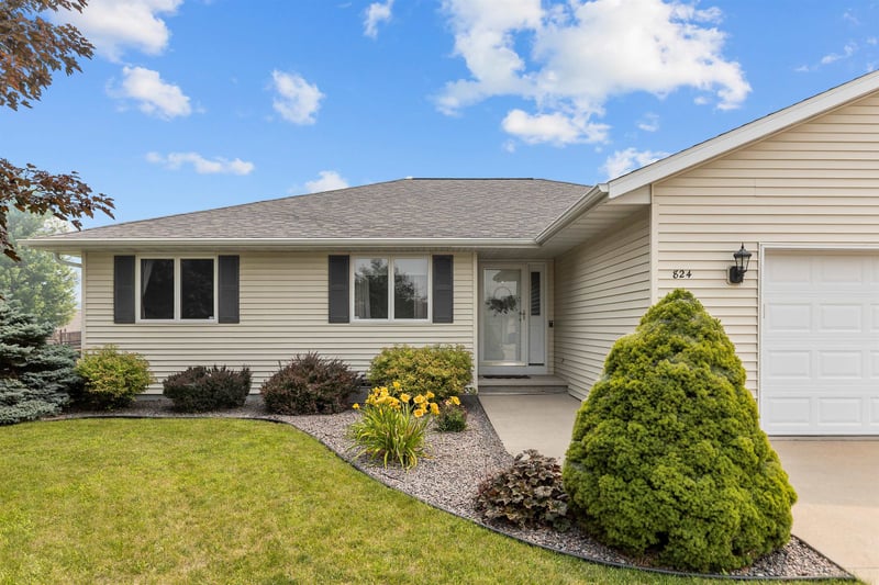 824 S Mill St, Hortonville, WI 54944-1102