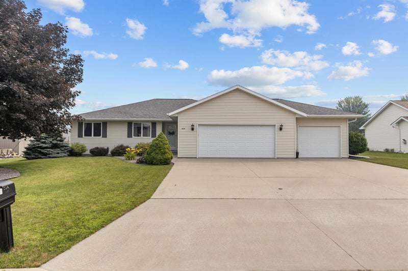 824 S Mill St, Hortonville, WI 54944-1102
