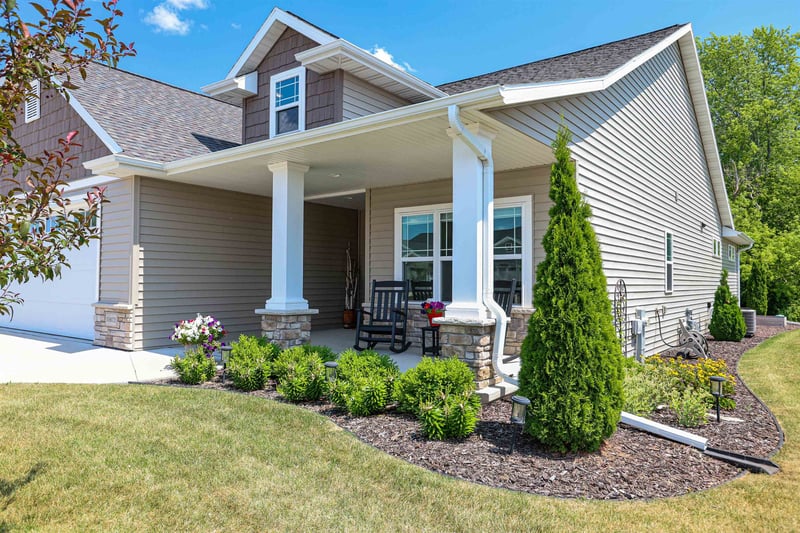 N9072 Southtowne Dr, Menasha, WI 54952