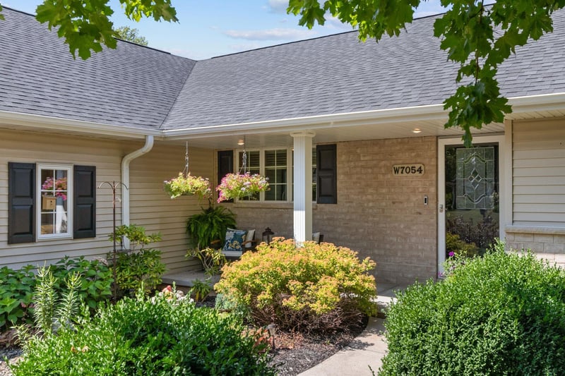 W7054 Bluebluff Way, Greenville, WI 54942